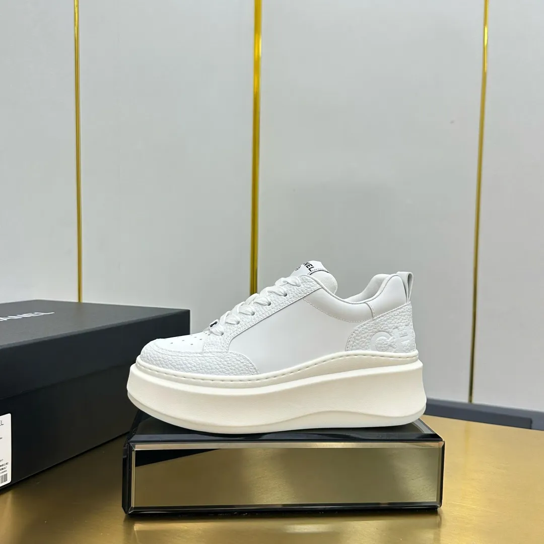 👟👟Ex-factory price 600👟👟 Upgraded version, upgraded version, upgraded version! No rebuttal accepted! ! ! ! Chanel Chanel panda shoes! 2025 counter's top casual sports shoes. This classic design; the upper is electro-embroidered with a variety of techniques; the outsole is fashionable and sporty; the unusual inclusion of a variety of color matching elements... The diversified mix and match is very good-looking and versatile, and can be used for leisure, fashion, sports, and outdoor... ꫛꫀꪝ Go➫ Materials: ❶Upper made of: original imported first-layer silk cowhide + original waterproof cloth + original first-layer cowhide ❷Inner lining: Original Yangli+Net ❸Outsole based on: Original TPU combination outsole Counter boutique packaging complete set for women 35–41 👉 👉
